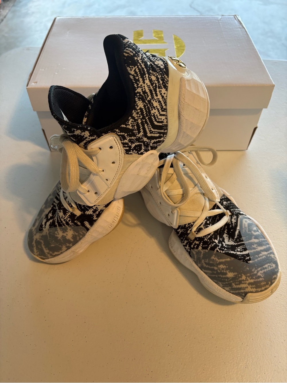 Men’s Adidas Black and White Patterned Sneakers US 7